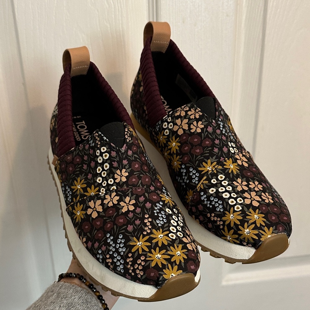 TOMS Women's Burgundy Floral Sneakers